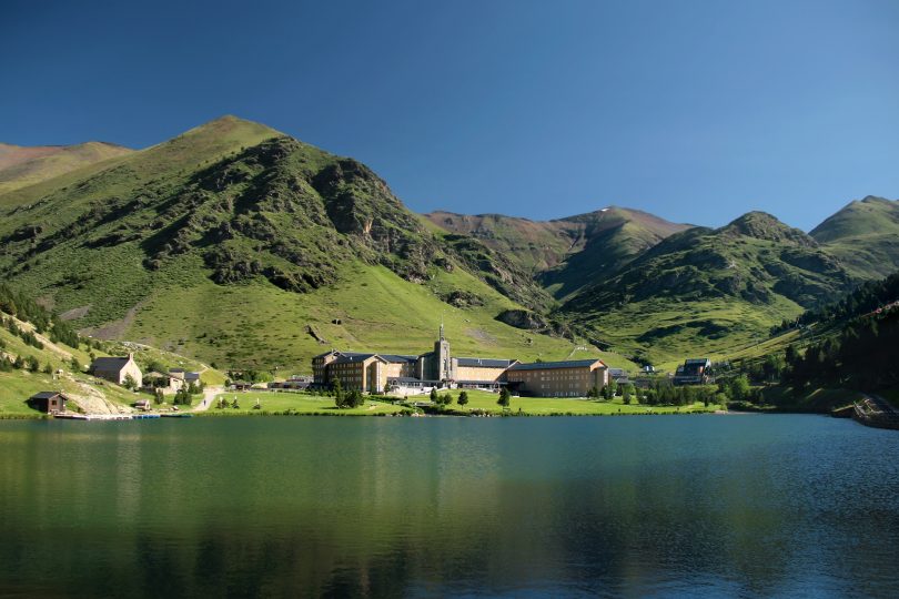 montagne verdi con lago