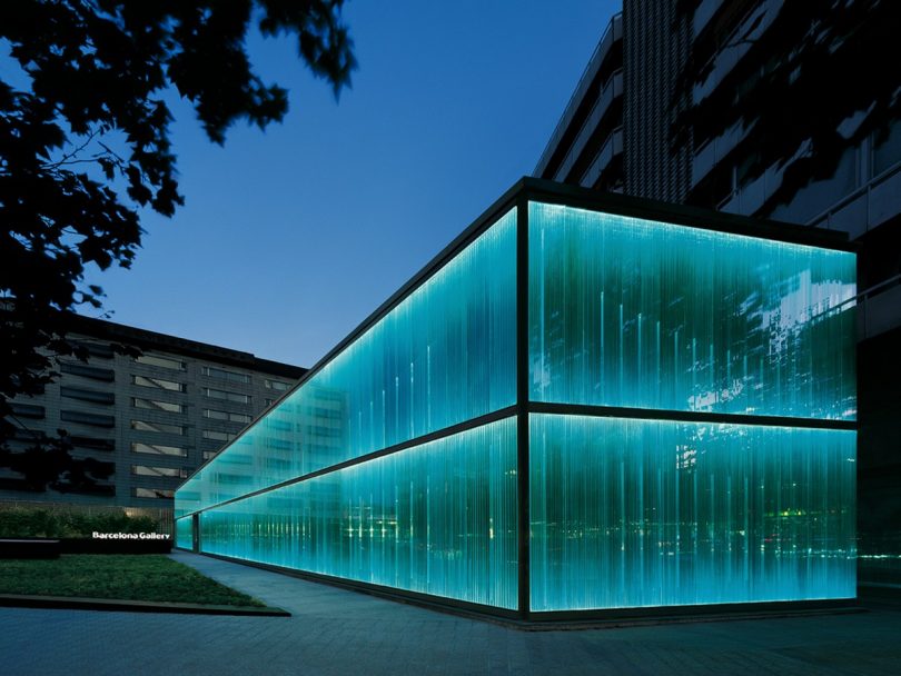 edificio di design azzurro