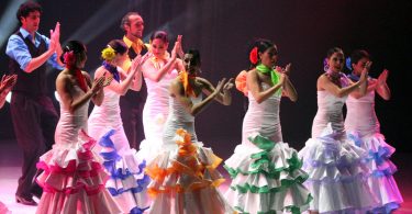 ballerine di flamenco con abiti colorati