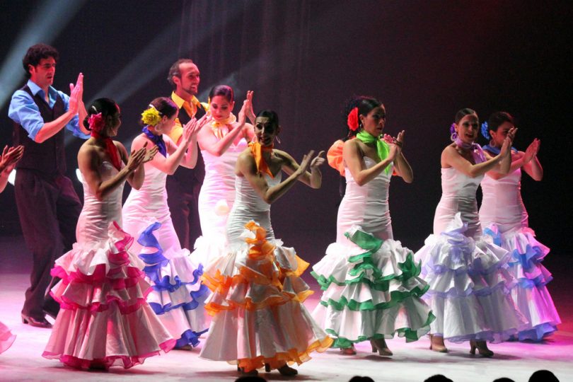 ballerine di flamenco con abiti colorati