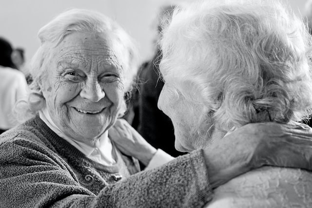 primo piano in bianco e nero di due signore anziane che sorridono