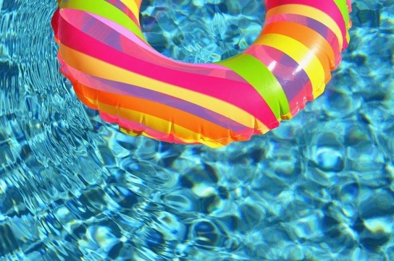 ciambella colorata in piscina