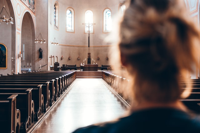 ragazza guarda altare in una chiesa