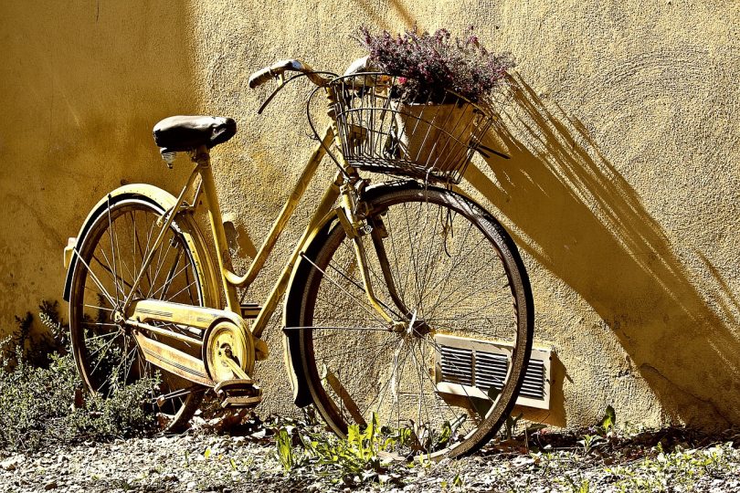 bicicletta gialla davanti a muro giallo