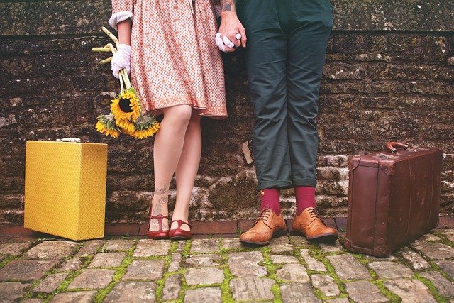 gambe di uomo e donna vestiti con abiti vintage