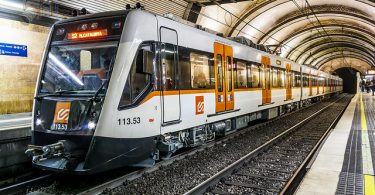 treno bianco e arancione su rotaie