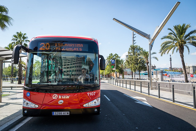 facciata autobus rosso sulla strada