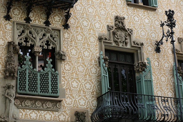 casa antica decorata con balcone di ferro battuto