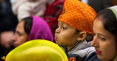bambino sikh con turbante arancione