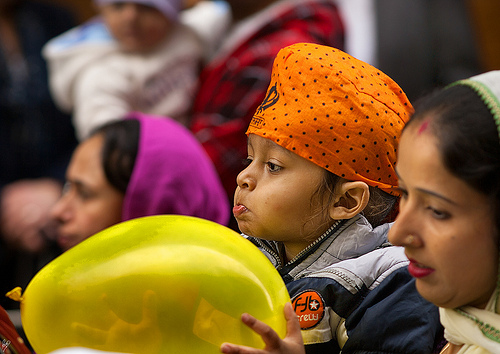 bambino sikh con turbante arancione