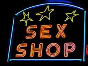 insegna al neon di sex shop