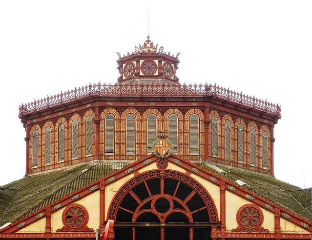 struttura esterna di un mercato in ferro battuto rosso