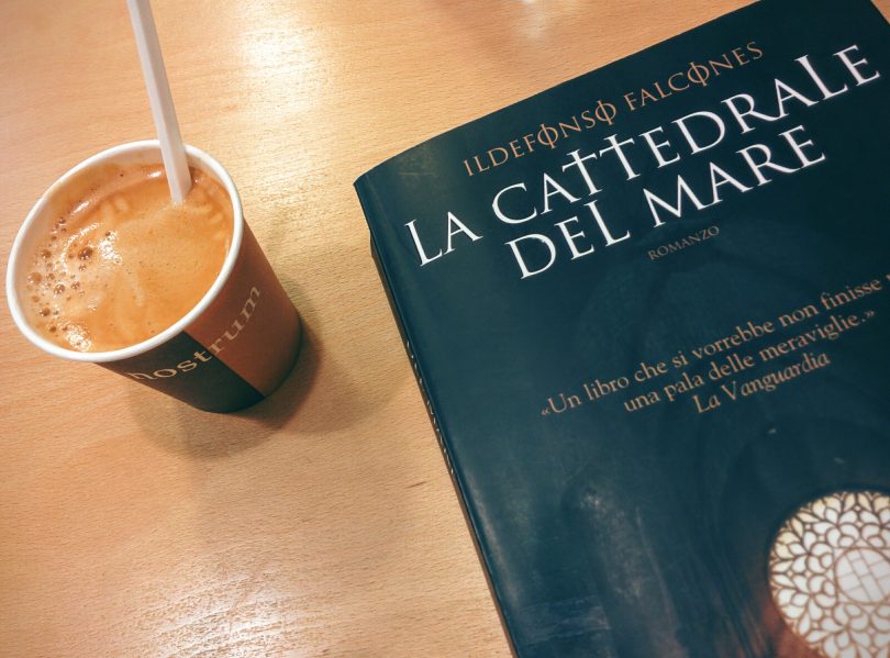 libro accanto a caffé