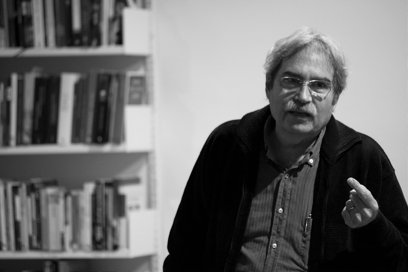 scrittore Jaume Cabrè in bianco e nero