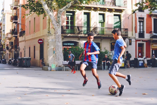 bambini giocano a calcio in una piazza