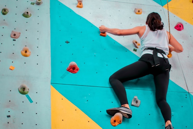 ragazza su parete da arrampicata