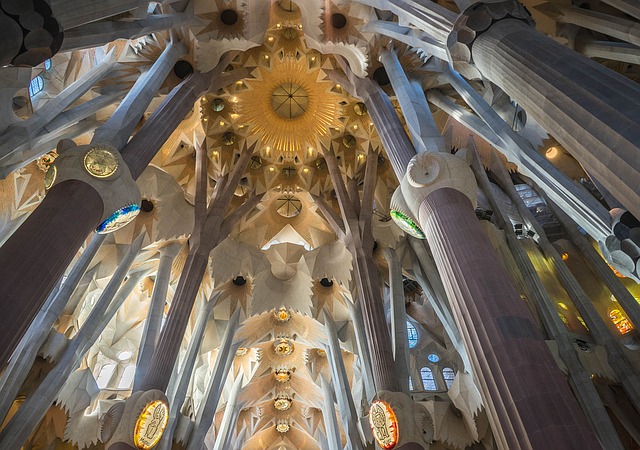 soffitto di chiesa decorato in stile naturale