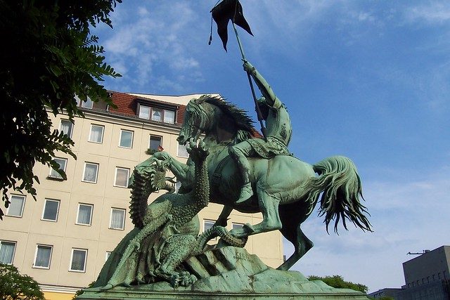 statuta di un uomo a cavallo che uccide un drago