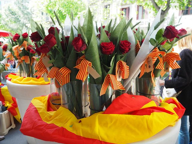 mazzi di rose con bandiera della catalogna rossa e gialla