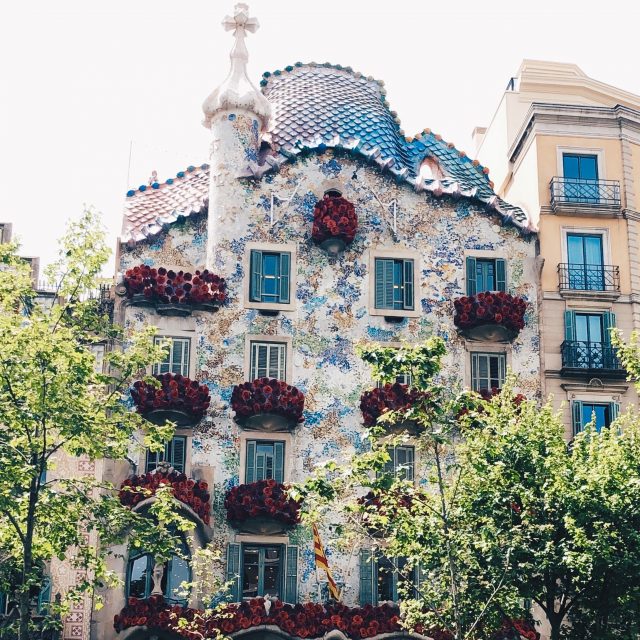 casa battlò barcellona decorata con rose