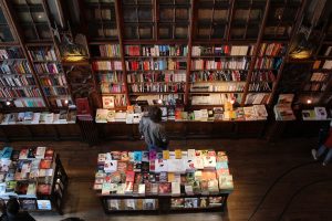 uomo in libreria