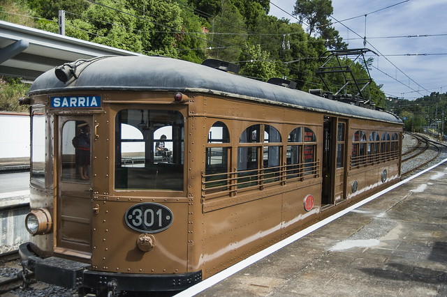 tram marrone antico