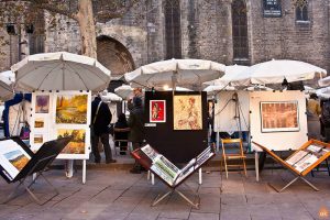 piazza con esposizione di dipinti