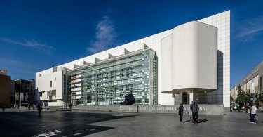 edificio bianco con vetrate davanti a piazza