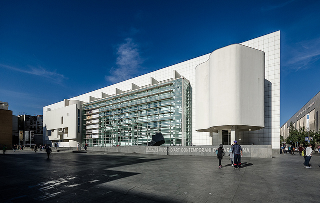 edificio bianco con vetrate davanti a piazza