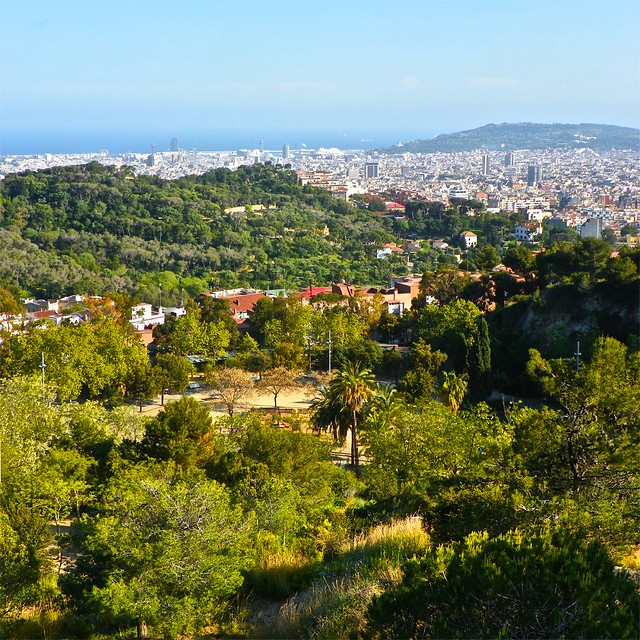 colline verdeggianti con vista su Barcellona e il mare