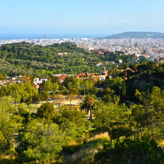 colline verdeggianti con vista su Barcellona e il mare