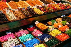 banco del mercato con caramelle e frutta secca
