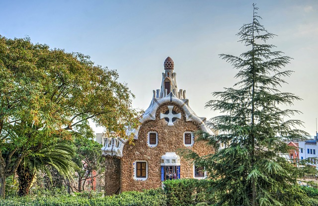 casa in stile modernista fatta di pietre dentro un parco