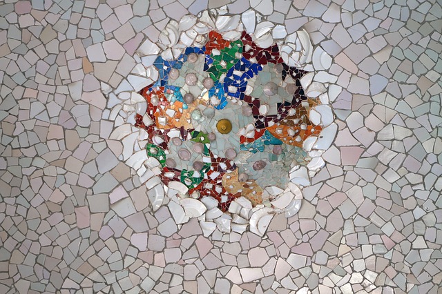 soffitto decorato con mosaici colorati