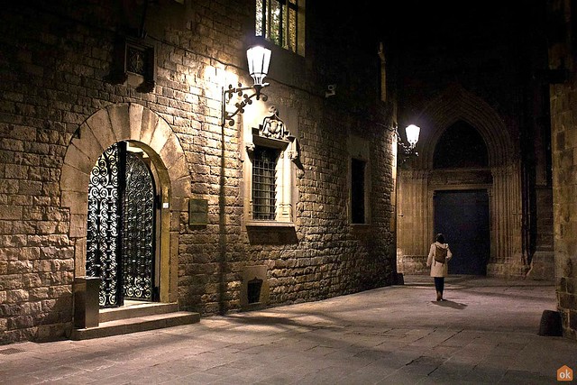 edificio in stile medievale di mattoni di notte