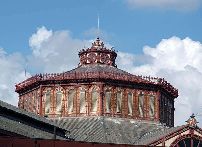 tetto di un antico mercato di ferro battuto