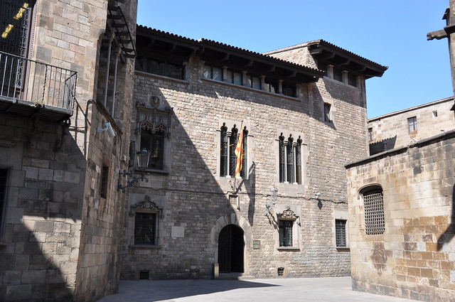 edificio medievale in pietra con bandiera gialla e rossa