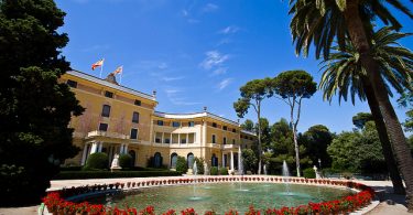 fontana davanti a palazzo