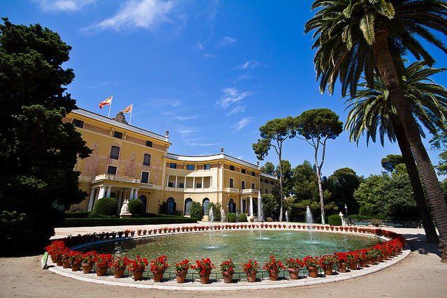 fontana davanti a palazzo