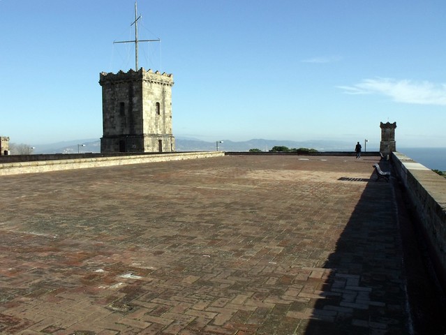 spianata di un castello con torre di pietra