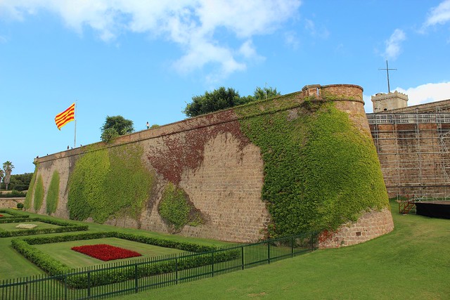 mura di pietra con giardini