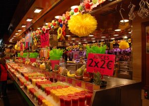 banco del mercato con succhi di frutta