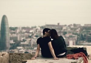 coppia si bacia davanti a vista panoramica su Barcellona
