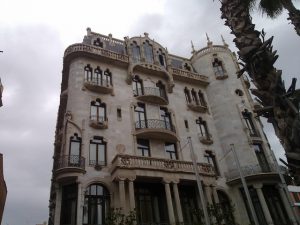 edificio in stile modernista bianco