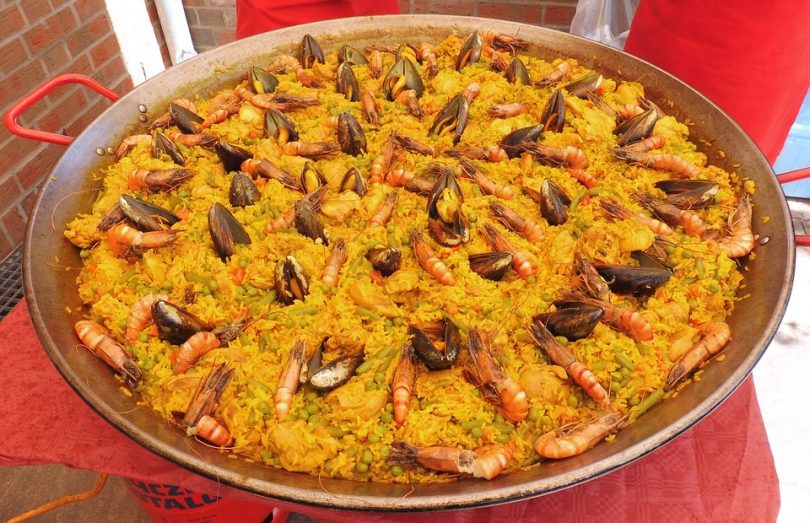 paella con cozze e gamberi