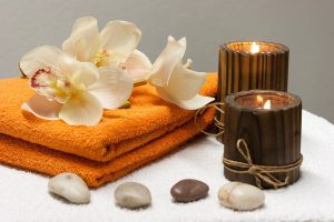 asciugamano arancione con candele e fiori