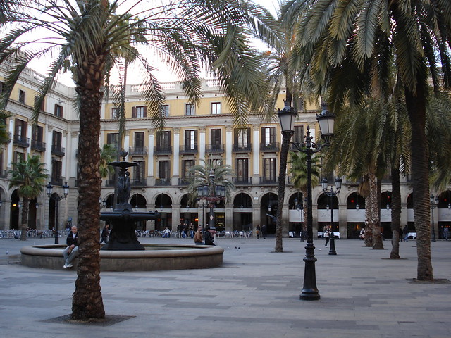 piazza con fontana e palme