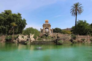 lago con struttura di pietra e statue