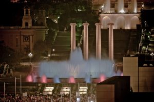 fontana di fronte a colonne