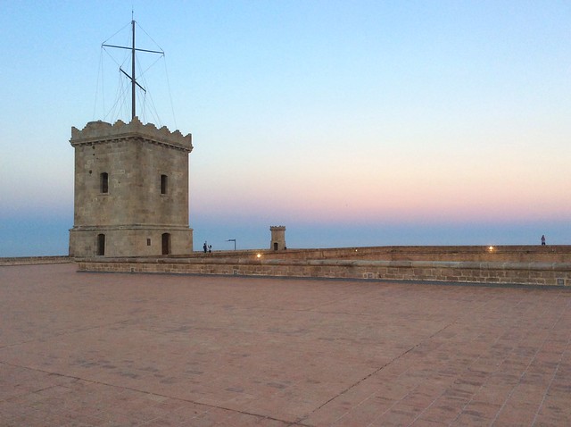 spianata e torre di una fortezza con tramonto